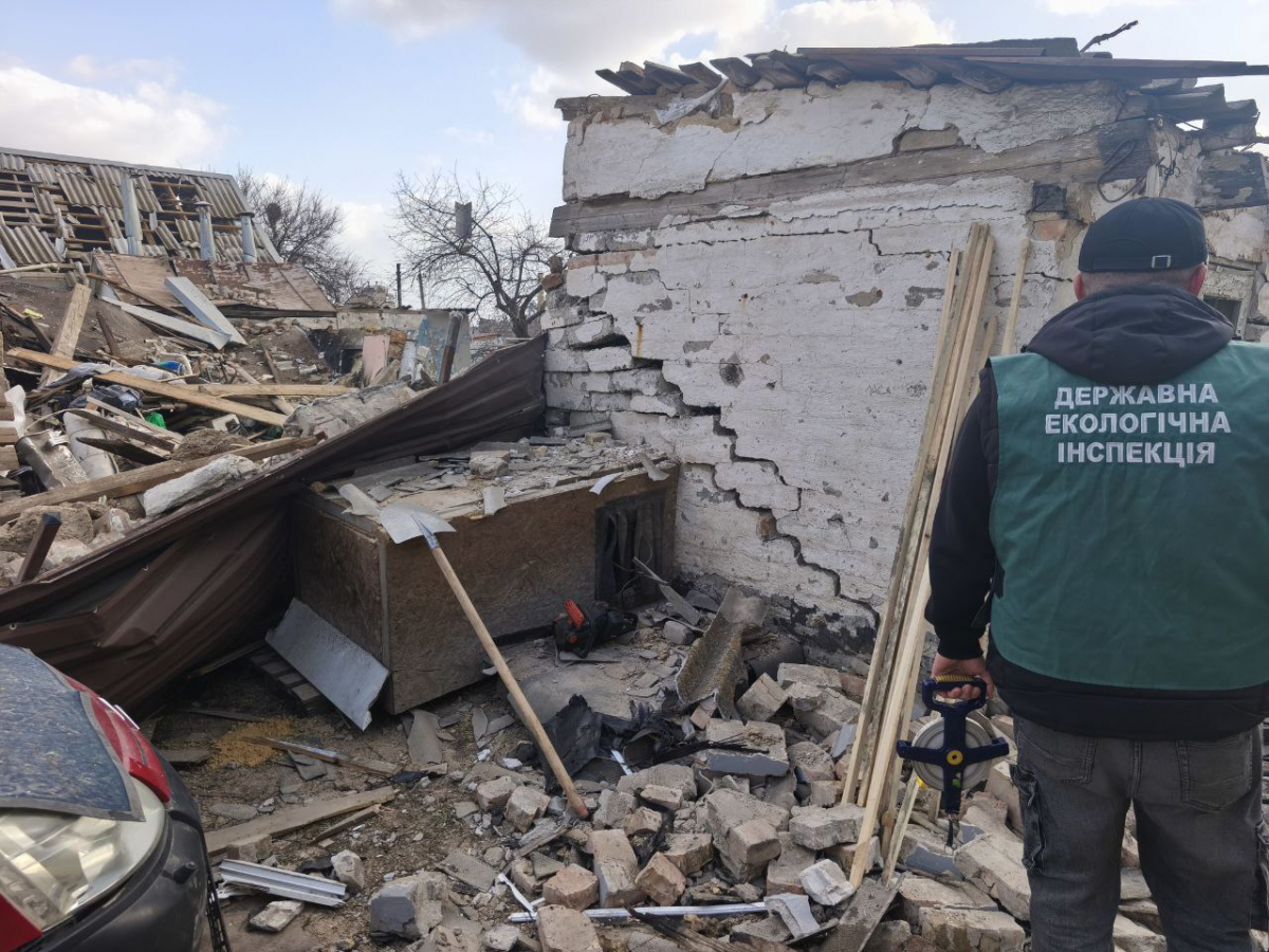 Замість будинку — суцільні руїни: у Запоріжжі екологи обстежили місце ураження російським дроном (фото)