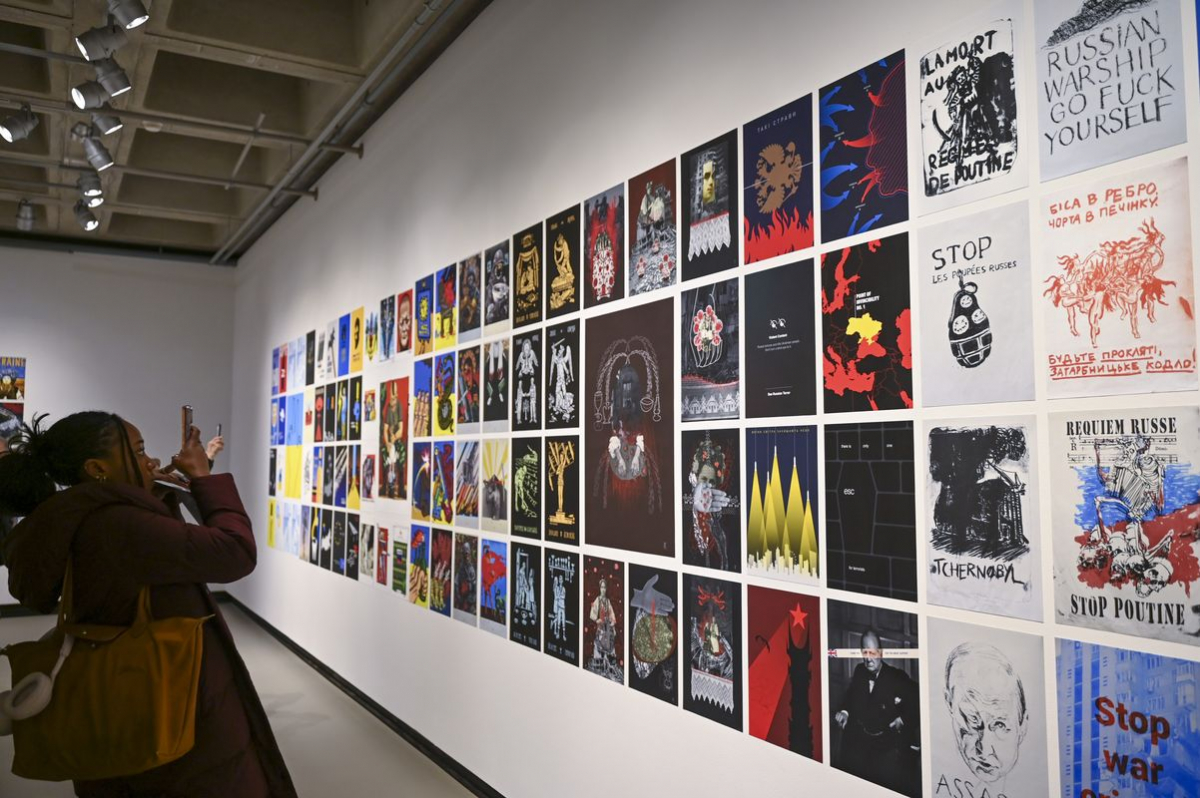 Запоріжанка відкрила в США найбільшу в історії виставку українських плакатів