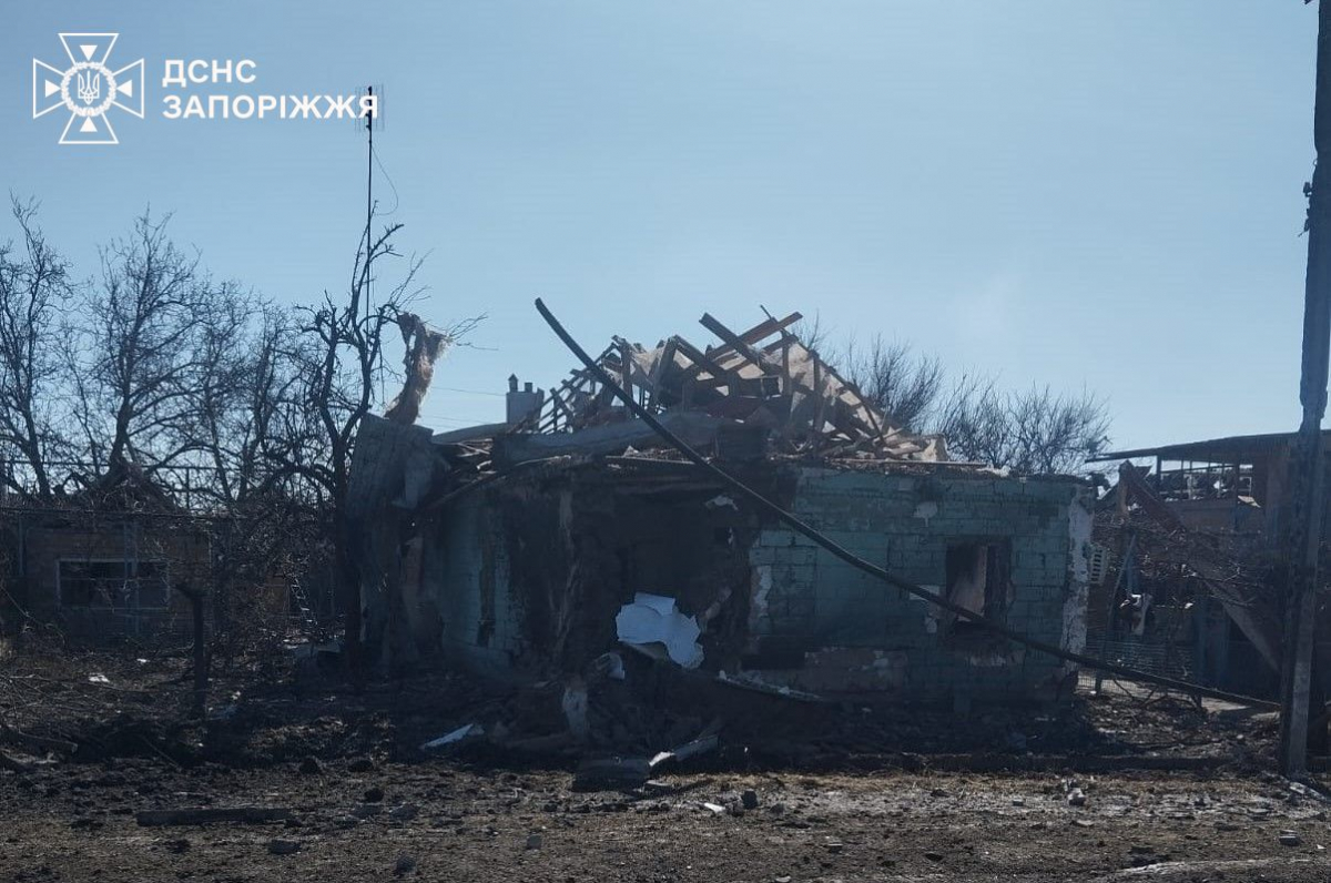 Наслідки обстрілу Запорізького району 28 лютого. Фото: ДСНС