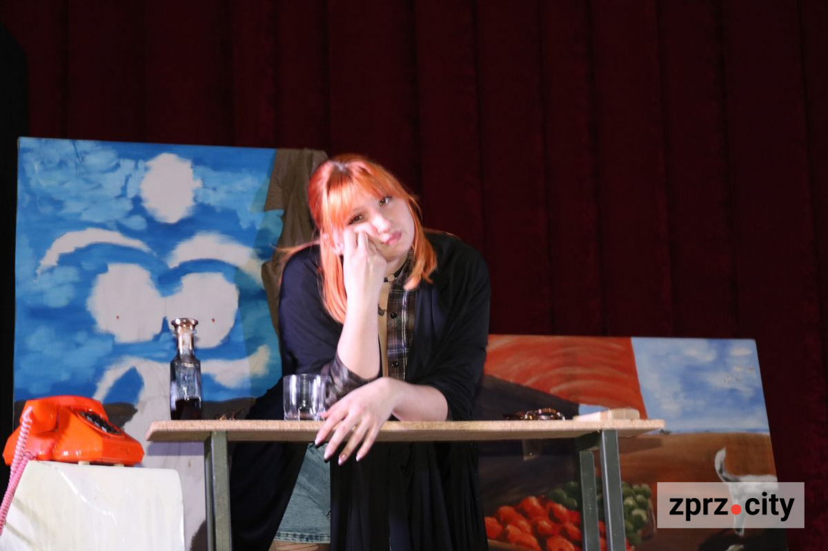 Запорізький театр показав прем'єру комедії про паризьке життя - фото