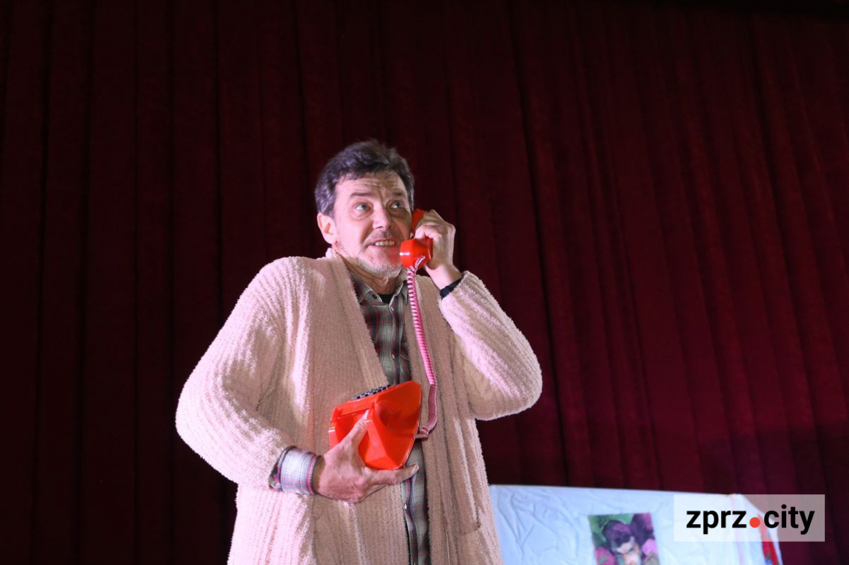 Запорізький театр показав прем'єру комедії про паризьке життя - фото