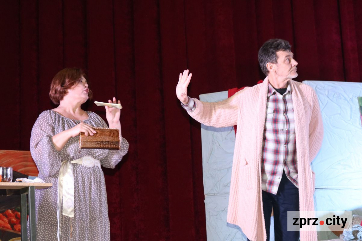 Запорізький театр показав прем'єру комедії про паризьке життя - фото