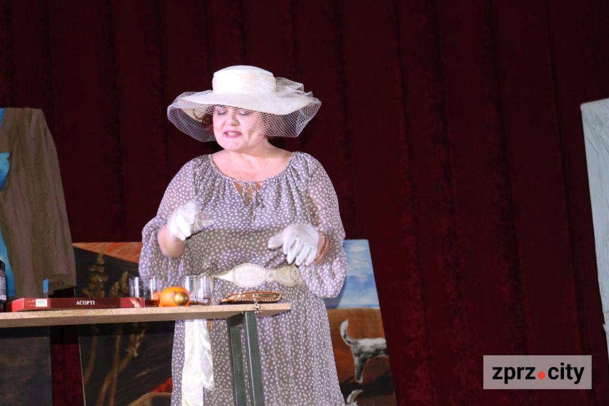 Запорізький театр показав прем'єру комедії про паризьке життя - фото