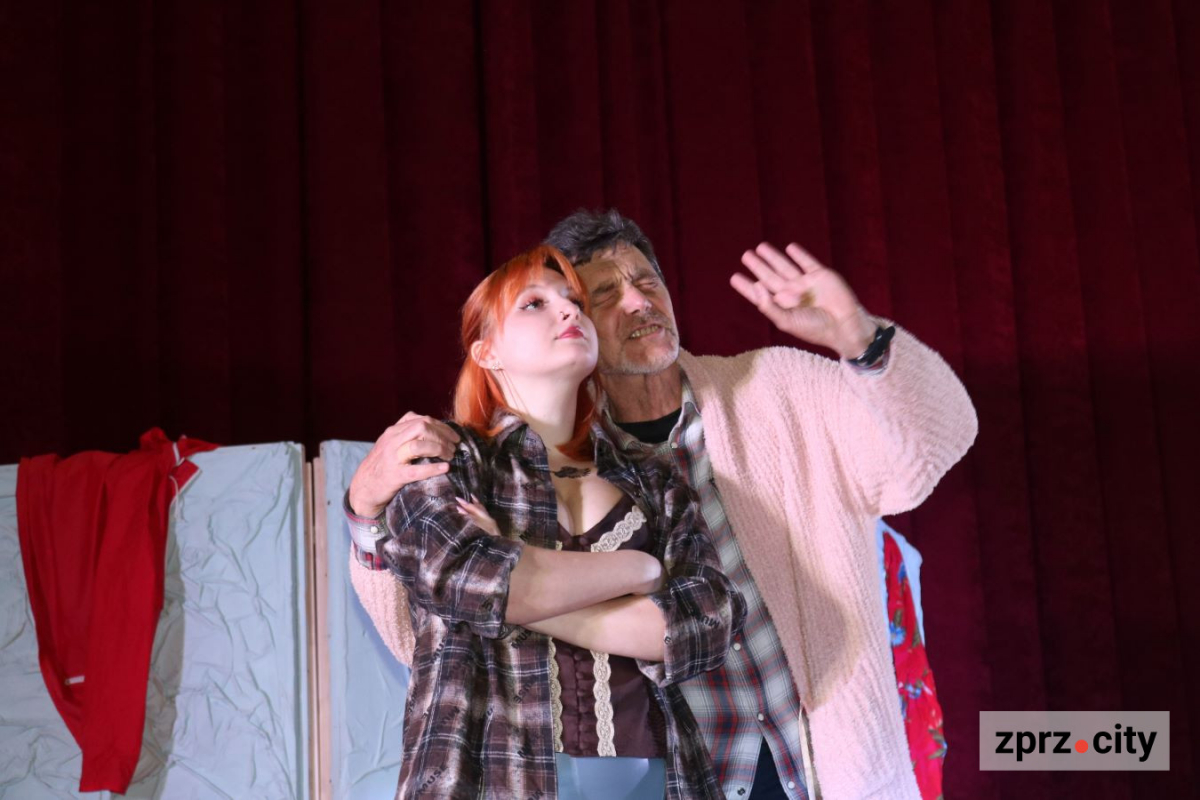 Запорізький театр показав прем'єру комедії про паризьке життя - фото