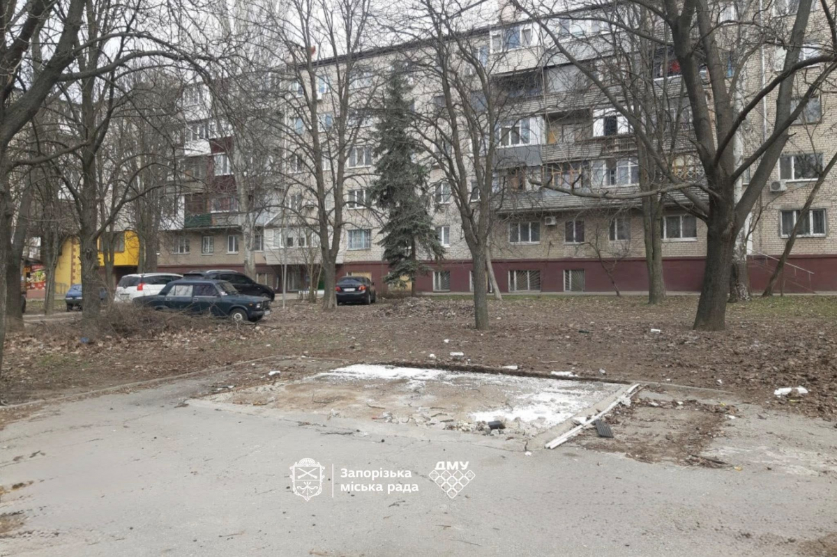 Звільнили місце: у Запоріжжі знесли кіоск, який ніхто не дозволяв встановлювати (фото)