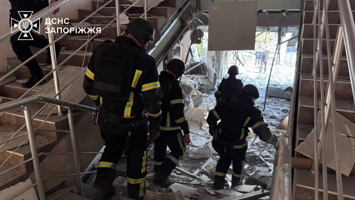 Авіабомба влучила поруч із церквою: у Запоріжжі внаслідок удару загинув чоловік, є поранені (фото, відео)