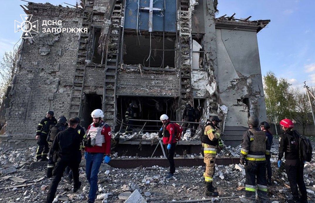 Авіабомба влучила поруч із церквою: у Запоріжжі внаслідок удару загинув чоловік, є поранені (фото, відео)