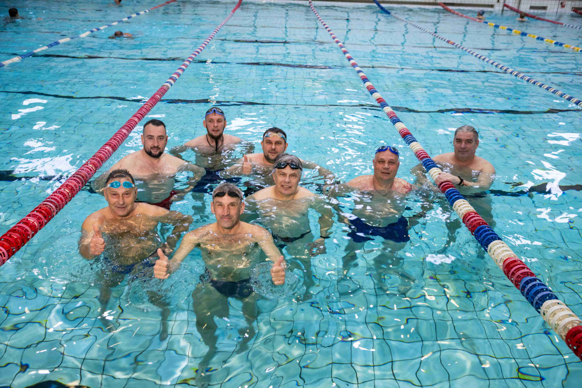 Учасники проєкту «Вільні хвилі» під час тренування у басейні