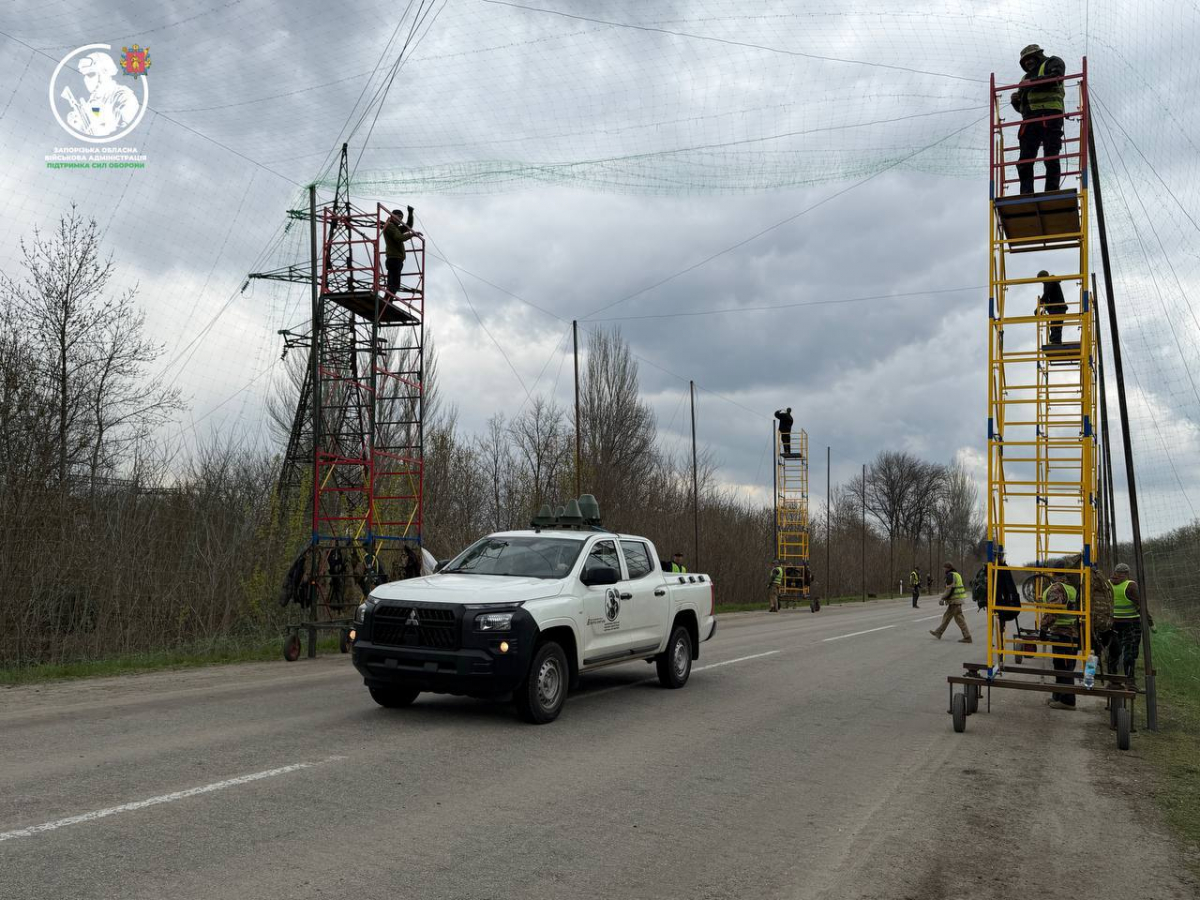 Близько двохсот кілометрів під захистом: запорізькі дороги закривають від дронів (фото, відео)