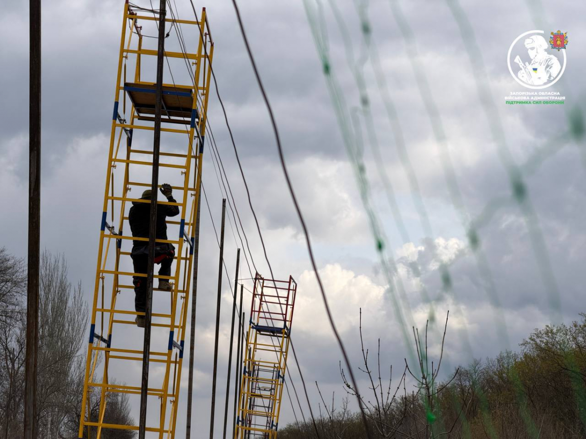 Близько двохсот кілометрів під захистом: запорізькі дороги закривають від дронів (фото, відео)