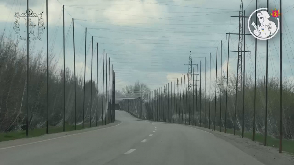 Близько двохсот кілометрів під захистом: запорізькі дороги закривають від дронів (фото, відео)