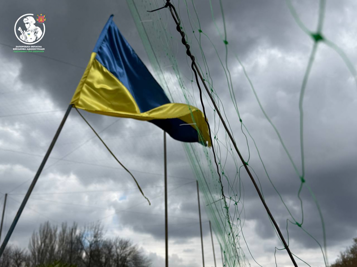 Близько двохсот кілометрів під захистом: запорізькі дороги закривають від дронів (фото, відео)