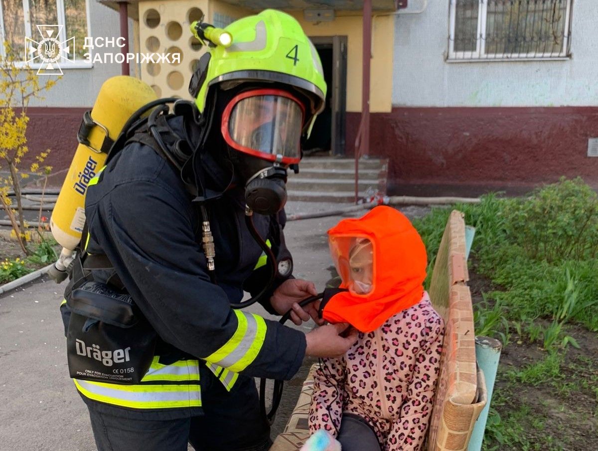 Через пожежу в багатоповерхівці у Запоріжжі евакуювали людей - фото