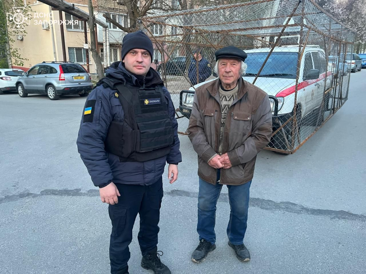 Евакуація на Великдень: літній чоловік наважився покинути рідну домівку в Запорізькій області