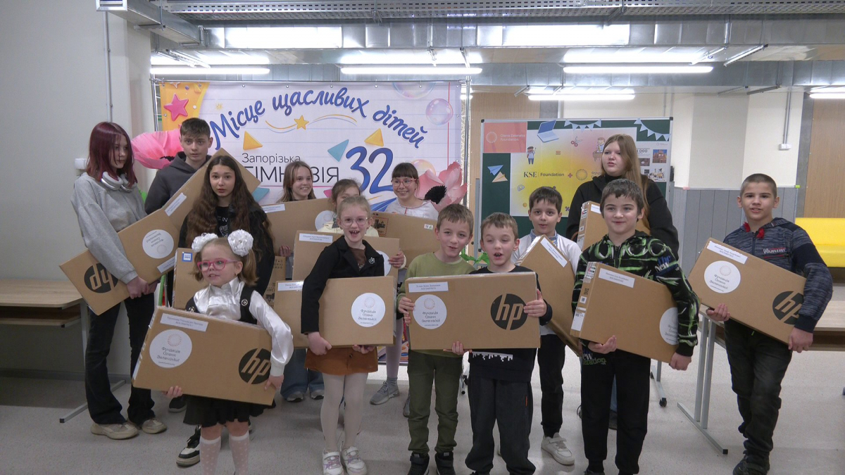 У Запорізькій області понад тисяча дітей уже отримали нові ноутбуки, зокрема 19 учнів гімназії №32