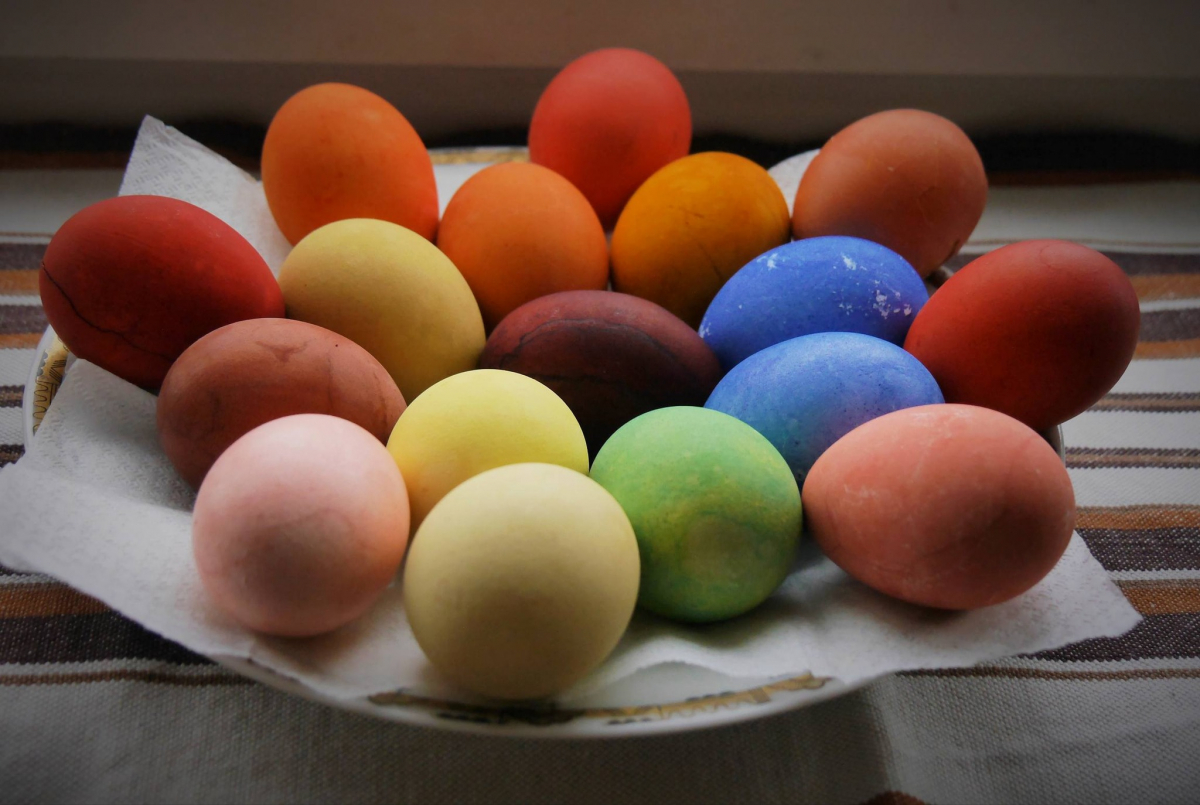 Як пофарбувати яйця без хімії: трави, капуста та цибулеве лушпиння