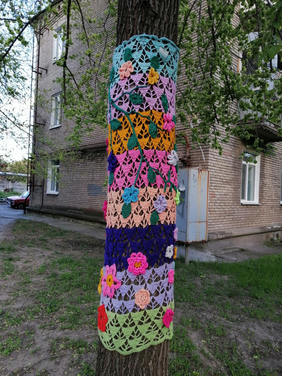 Яскраво та креативно: у Запоріжжі розростається алея дерев у в'язаних кожушках (фото)