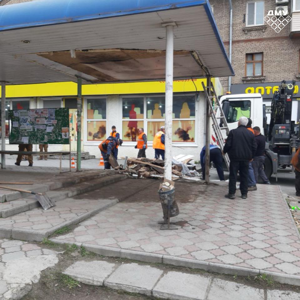 Кіоск на зупинці прибрали: в Запоріжжі власник проігнорував рішення виконкому (фото)