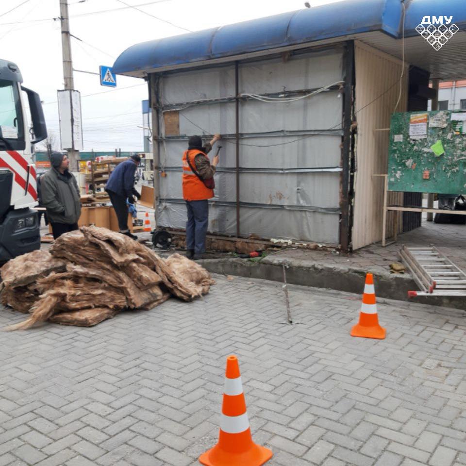 Кіоск на зупинці прибрали: в Запоріжжі власник проігнорував рішення виконкому (фото)