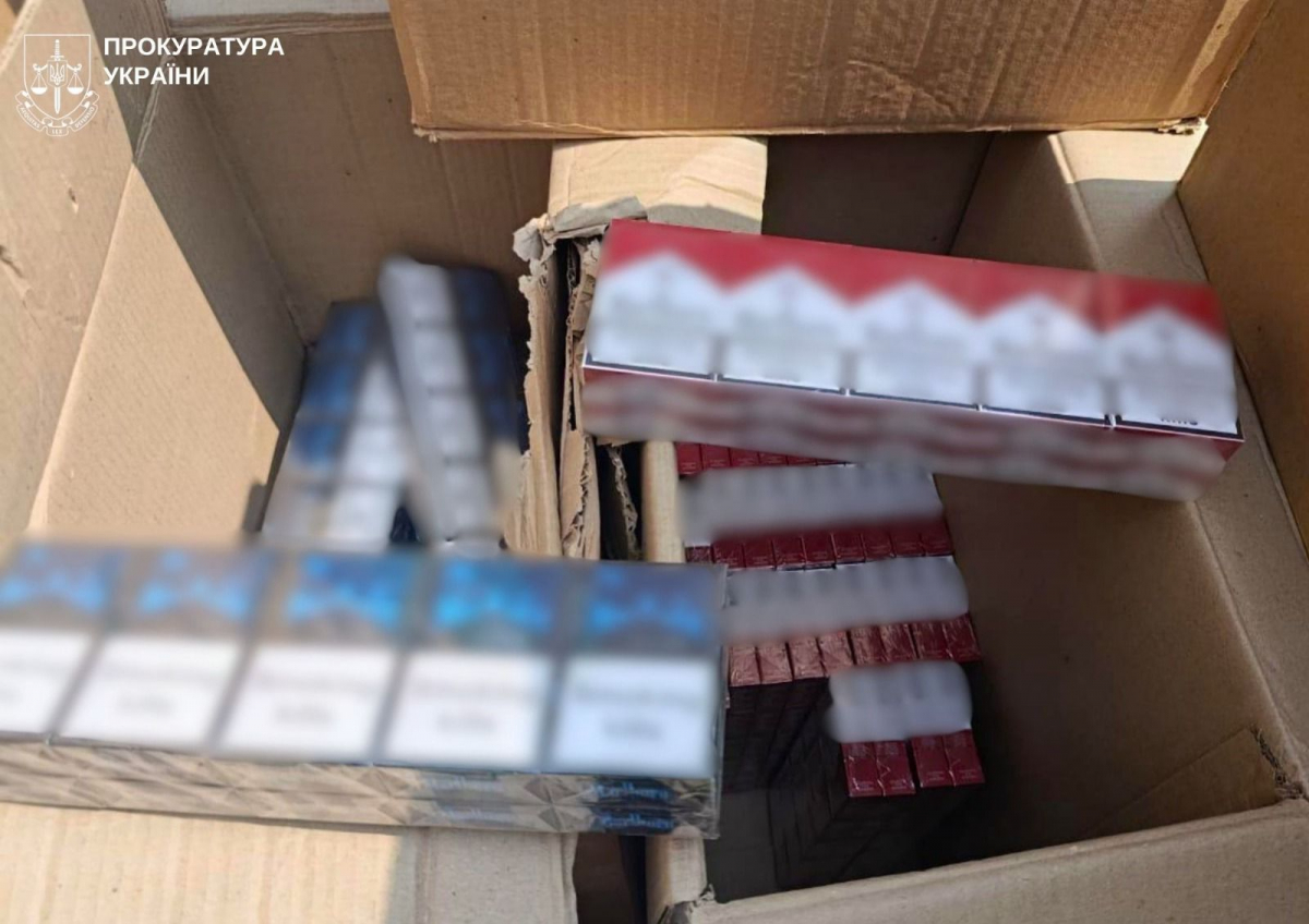 Контрафакт під прикриттям — у Запоріжжі судитимуть сімох чоловіків за збут цигарок (фото)