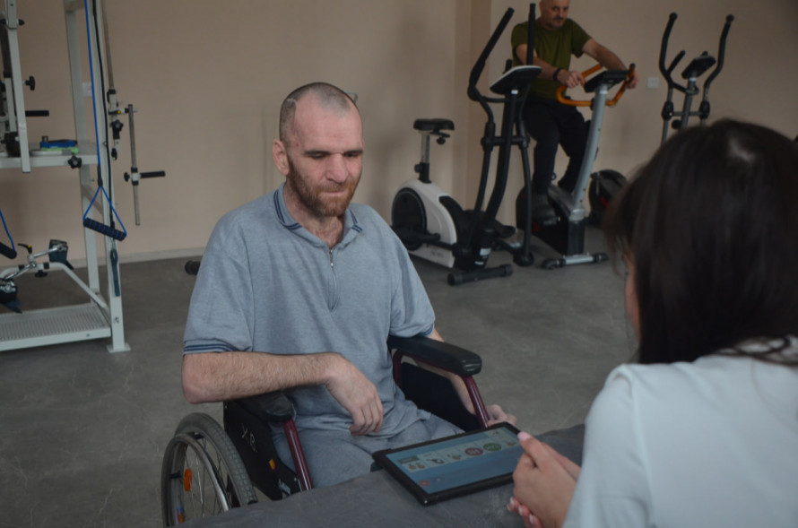 Військові, які втратили можливість говорити після поранень, вчаться знову бути почутими — завдяки сучасним технологіям і підтримці фахівців.