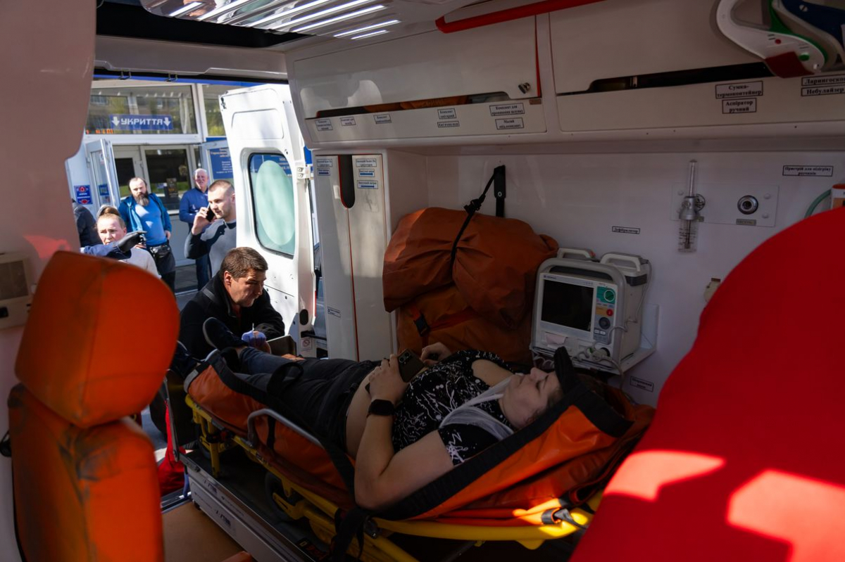 "Мурахи по шкірі, на очах сльози": що розповідають свідки ворожих обстрілів Запоріжжя 17 квітня (відео)