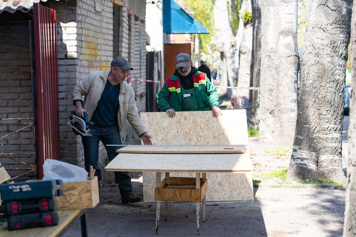 "Мурахи по шкірі, на очах сльози": що розповідають свідки ворожих обстрілів Запоріжжя 17 квітня (відео)