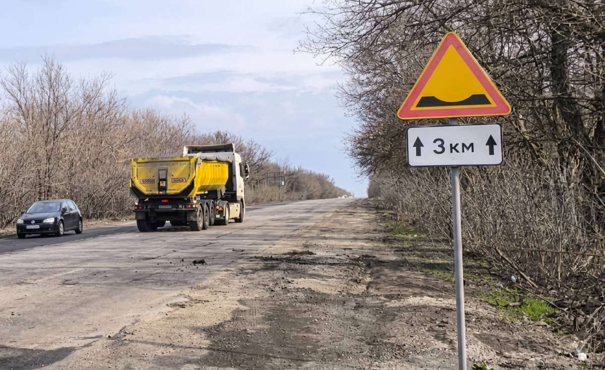 На важливих трасах  Запорізької області обмежують швидкість транспорту — водіям пояснили причини (фото)