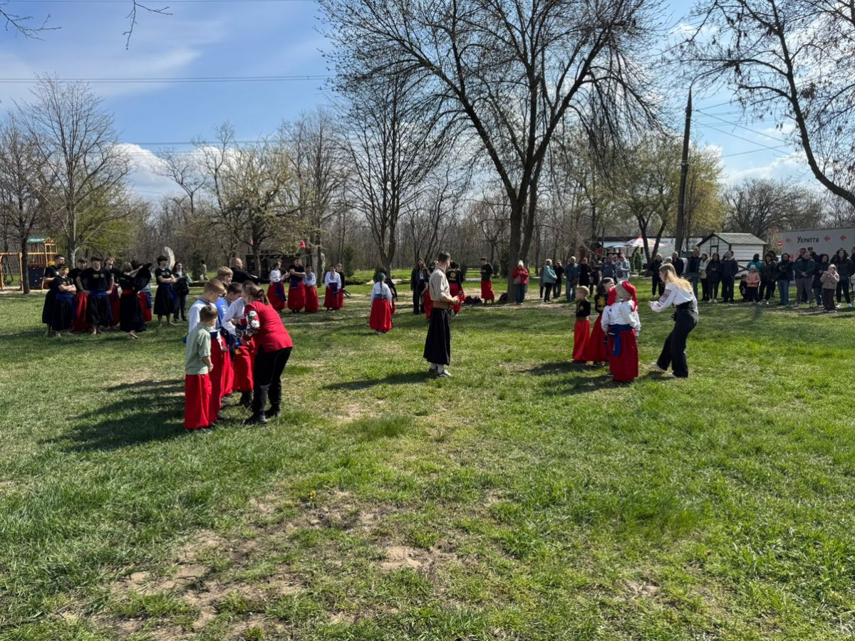 На Великдень спасівці показали на Хортиці видовищні козацькі бойові мистецтва - фото