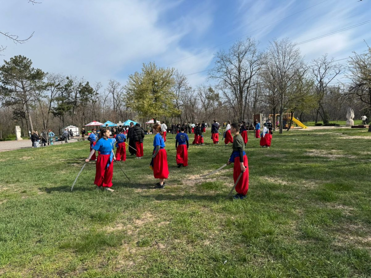 На Великдень спасівці показали на Хортиці видовищні козацькі бойові мистецтва - фото