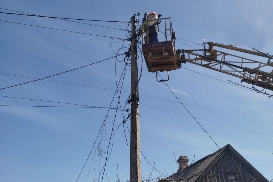 У Запорізькому районі знову є світло у двох селищах, але ситуація лишається нестабільною через постійні обстріли.