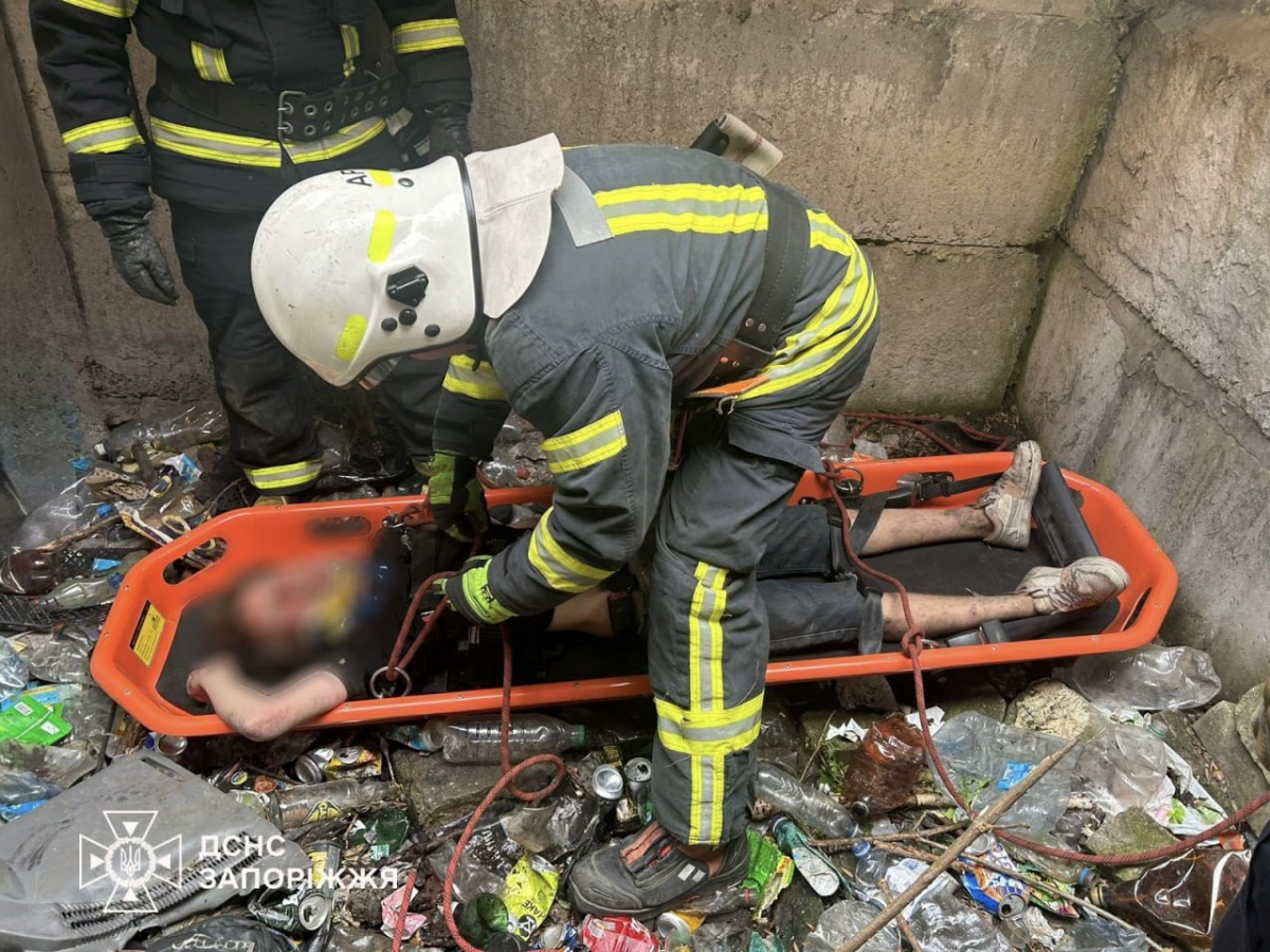 Надзвичайники прийшли на допомогу: у Запоріжжі чоловік впав у яму і не зміг вибратися (фото)