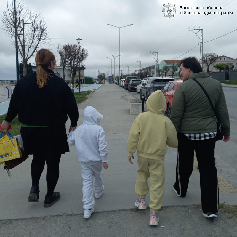 Днями дітей Катерину та Артура із Запорізької області повернули до України з Казахстану, де вони залишилися без батьків