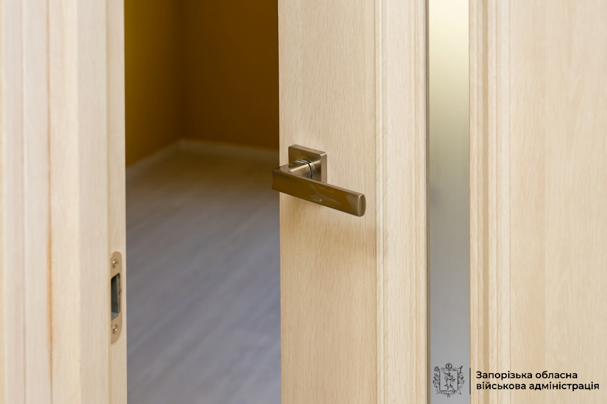 Неушкодженим у квартирі залишився санвузол та двері: запоріжці повертаються у відновлений будинок