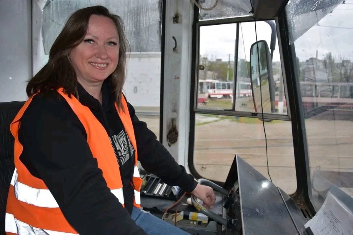 Швачка з Запоріжжя опанувала професію водійки трамвая в межах експериментального проєкту Служби зайнятості