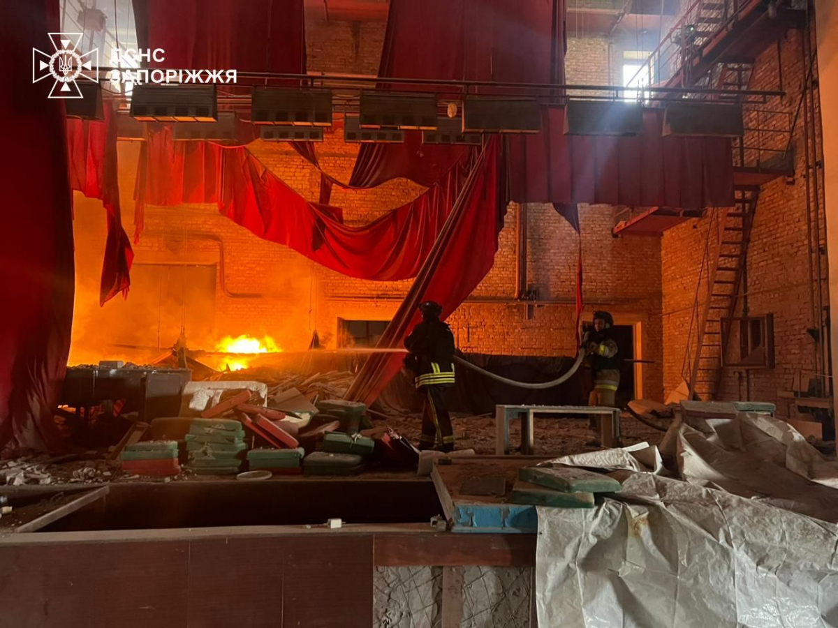 Окупанти вдарили КАБами по Запорізькому району: постраждала жінка, знищено будинок культури (фото)