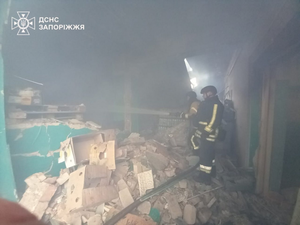 Окупанти вдарили КАБами по Запорізькому району: постраждала жінка, знищено будинок культури (фото)