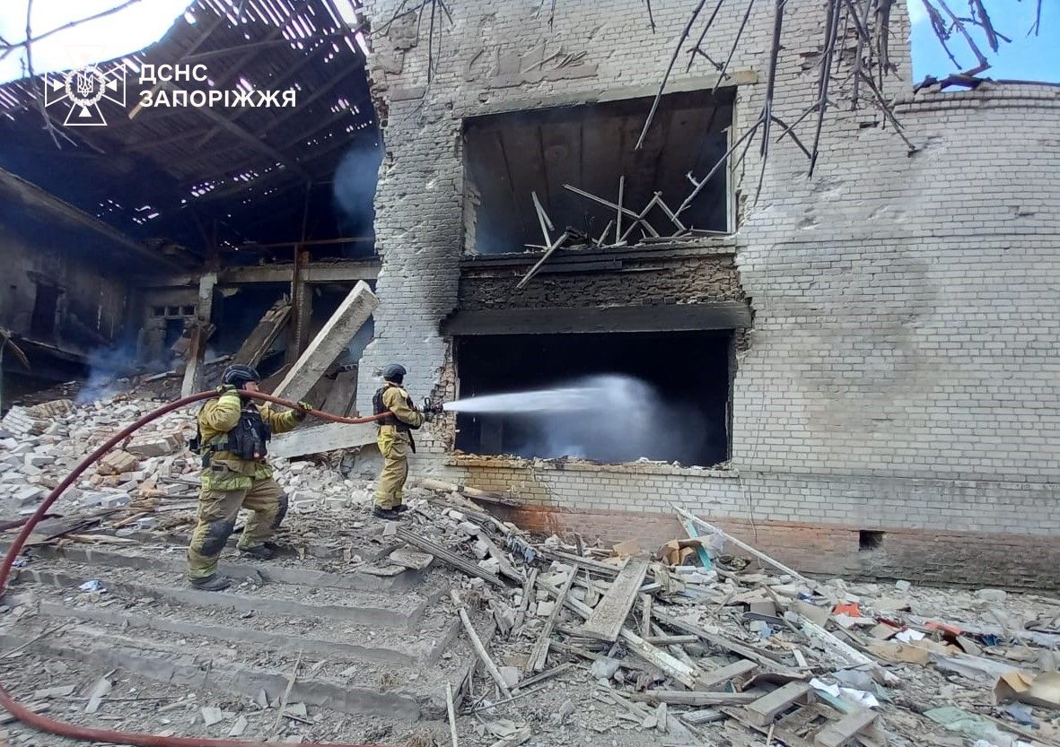 Окупанти вдарили КАБами по Запорізькому району: постраждала жінка, знищено будинок культури (фото)