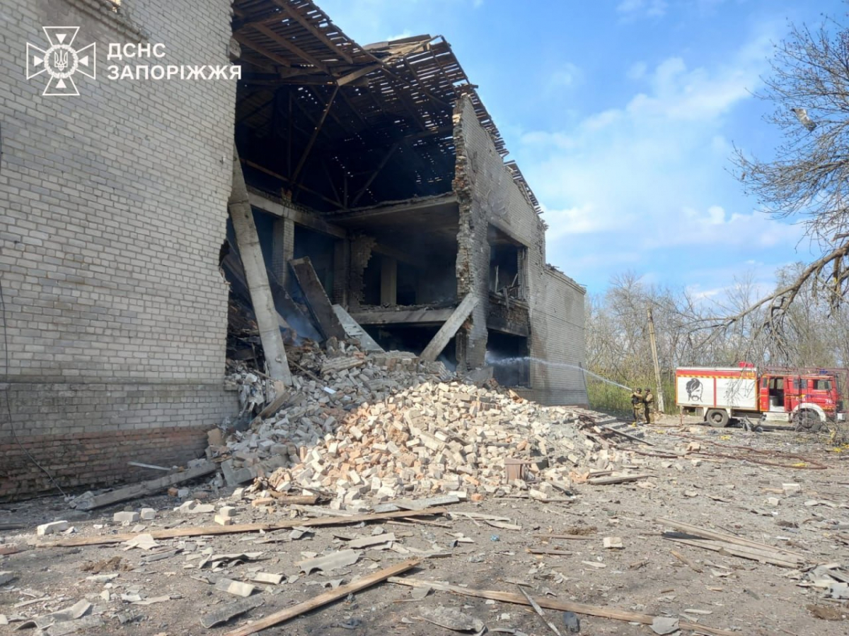 Окупанти вдарили КАБами по Запорізькому району: постраждала жінка, знищено будинок культури (фото)