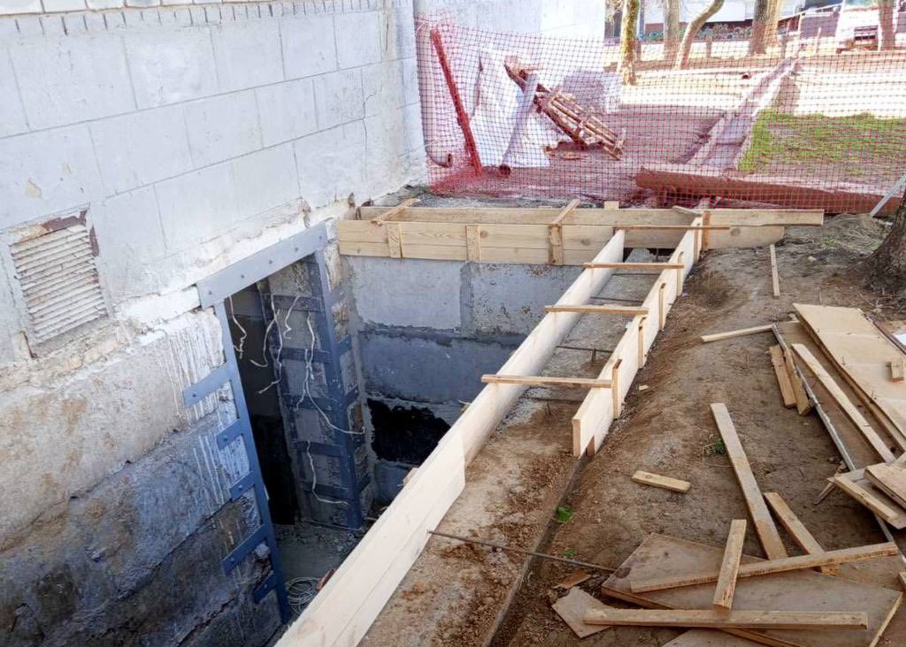 Оновлюють та модернізують: у Запоріжжі ремонтують укриття одразу в шести школах (фото)