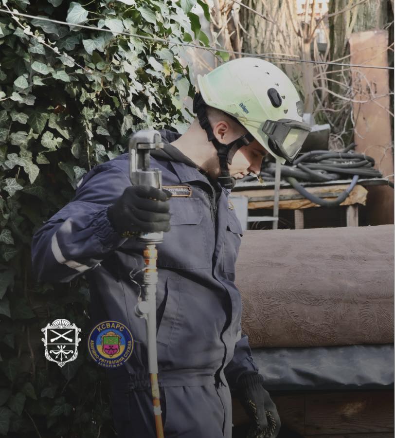 Паркан перетворився на капкан: у Запоріжжі господар викликав рятувальників для порятунку свого собаки (фото)