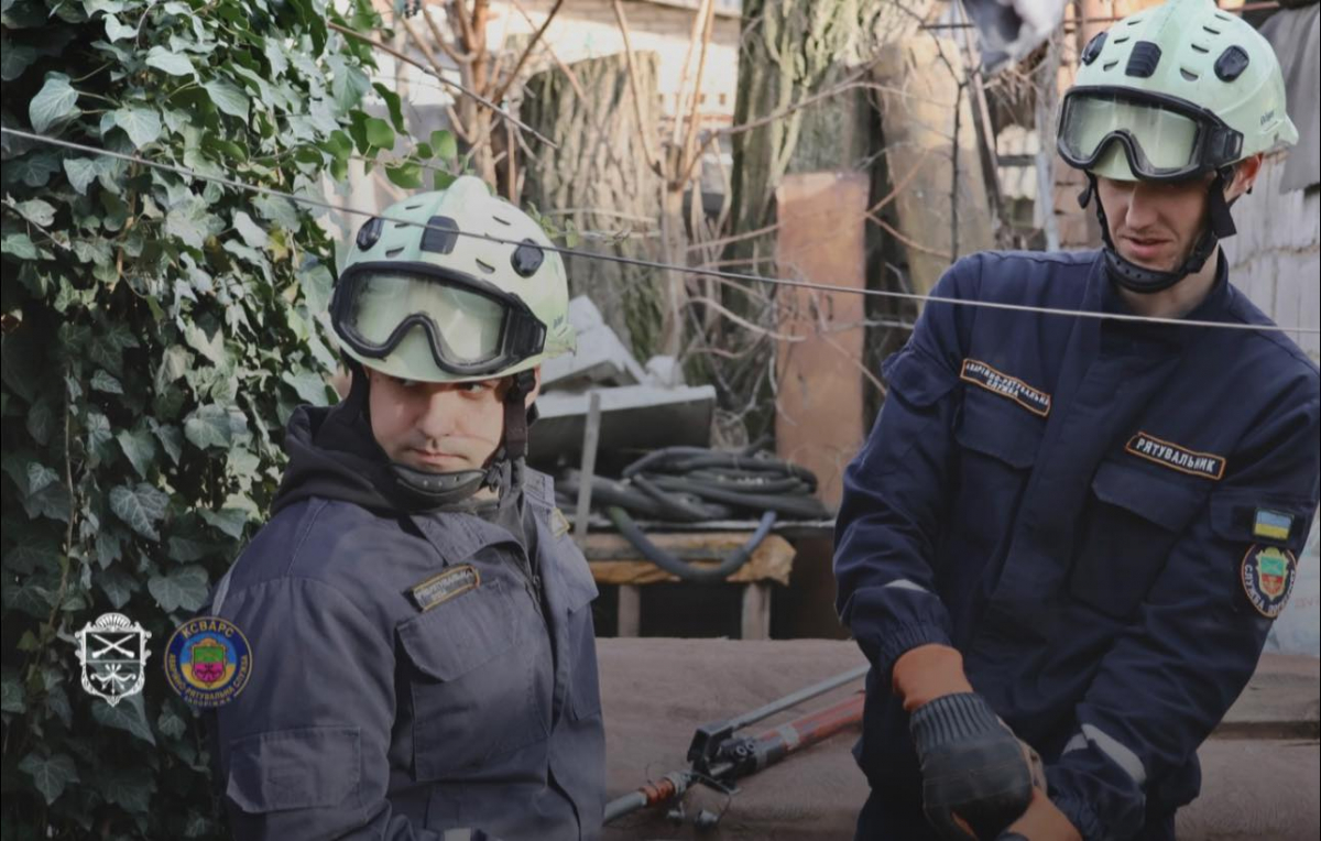 Паркан перетворився на капкан: у Запоріжжі господар викликав рятувальників для порятунку свого собаки (фото)