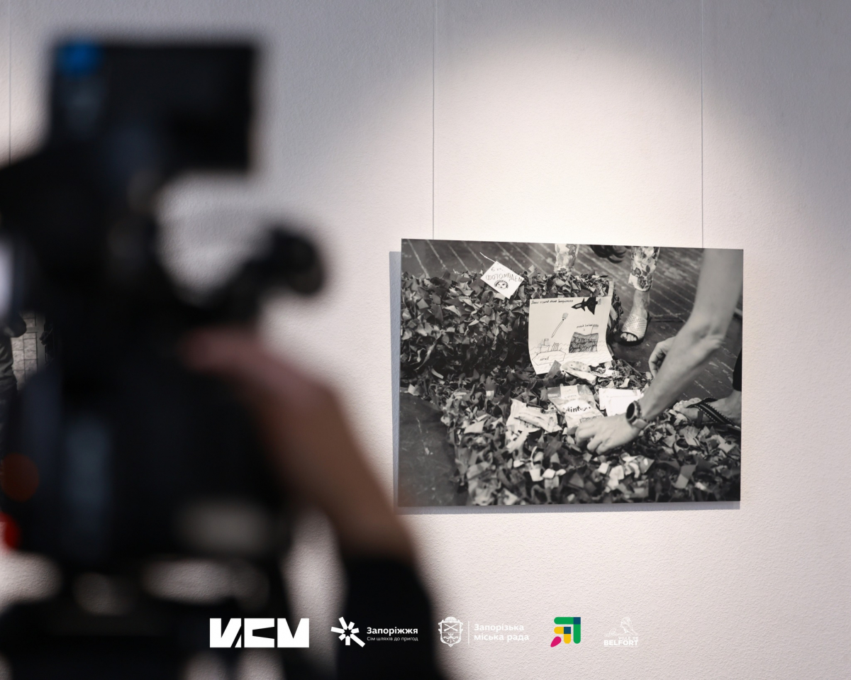 "Плетиво життя": у Запоріжжі відкрилася виставка, присвячена жінкам, які щодня допомагають фронту (фото)