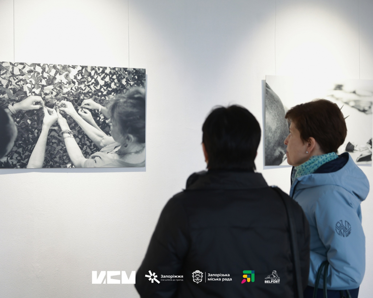 "Плетиво життя": у Запоріжжі відкрилася виставка, присвячена жінкам, які щодня допомагають фронту (фото)