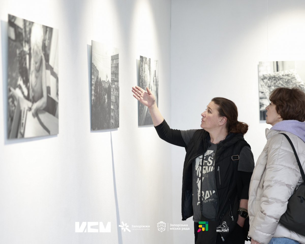 "Плетиво життя": у Запоріжжі відкрилася виставка, присвячена жінкам, які щодня допомагають фронту (фото)