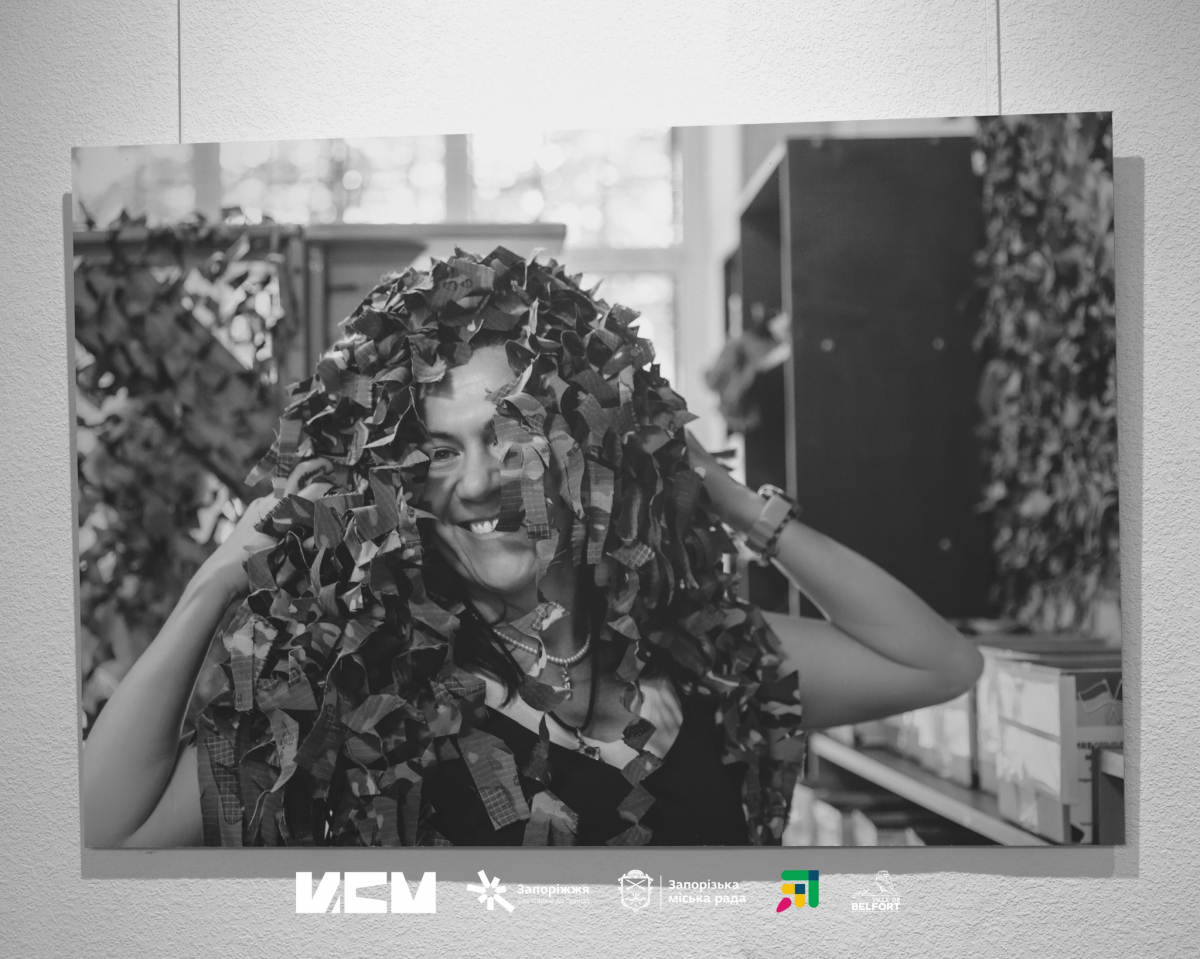 "Плетиво життя": у Запоріжжі відкрилася виставка, присвячена жінкам, які щодня допомагають фронту (фото)