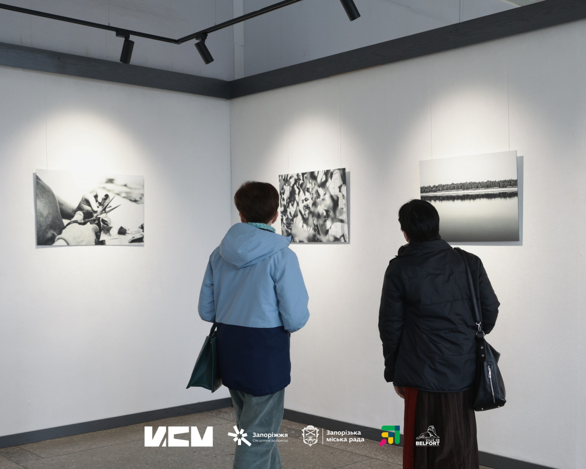 "Плетиво життя": у Запоріжжі відкрилася виставка, присвячена жінкам, які щодня допомагають фронту (фото)