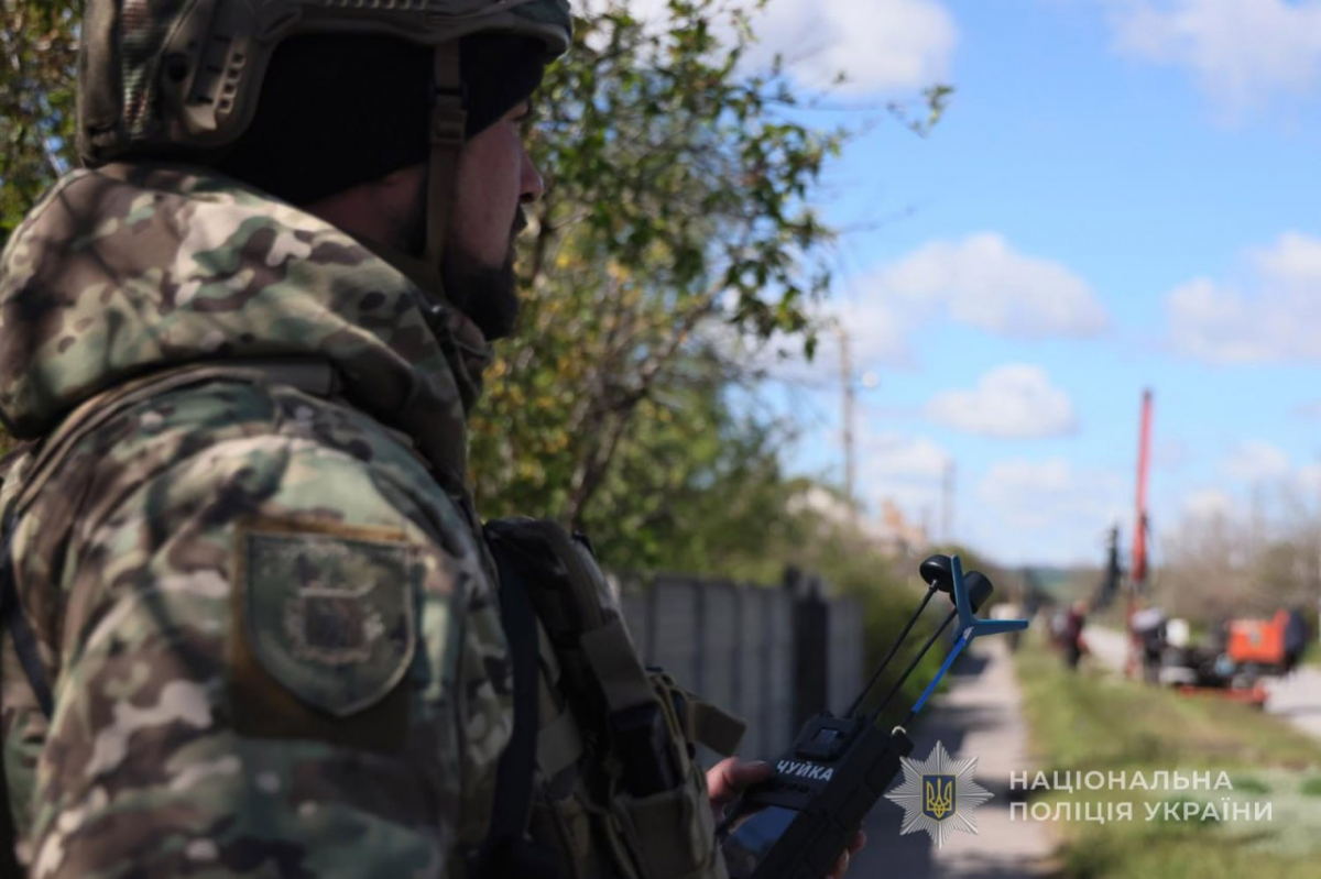 Поліція полює на ворожі дрони: як правоохоронці працюють у небезпечній громаді Запорізького району (відео, фото)