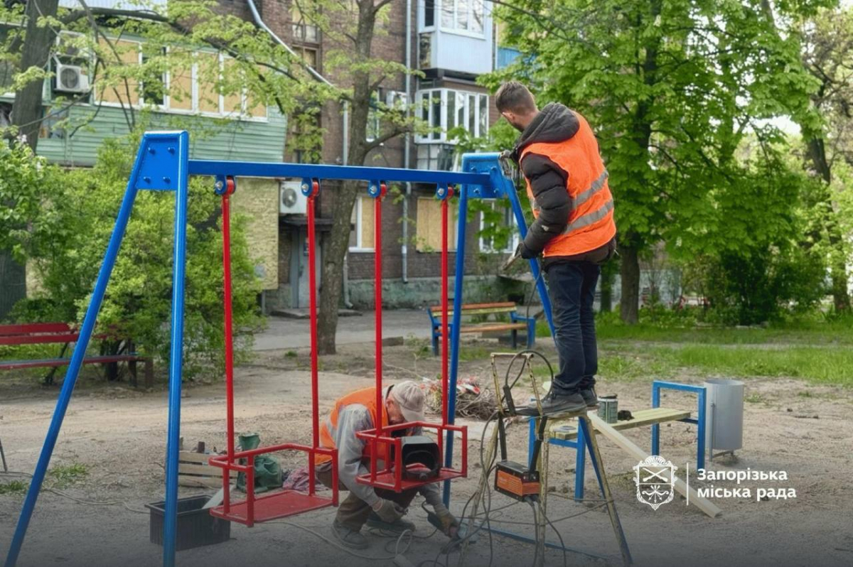 В Олександрівському районі відновлюють дитячий майданчик після ворожої атаки. Фото: Запорізька міська рада