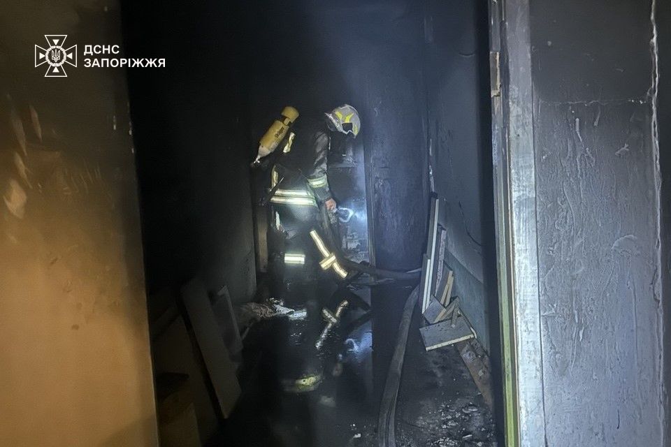 Пожежа вночі у Запоріжжі: у дев'ятиповерхівці зайнялася трикімнатна квартира (фото)